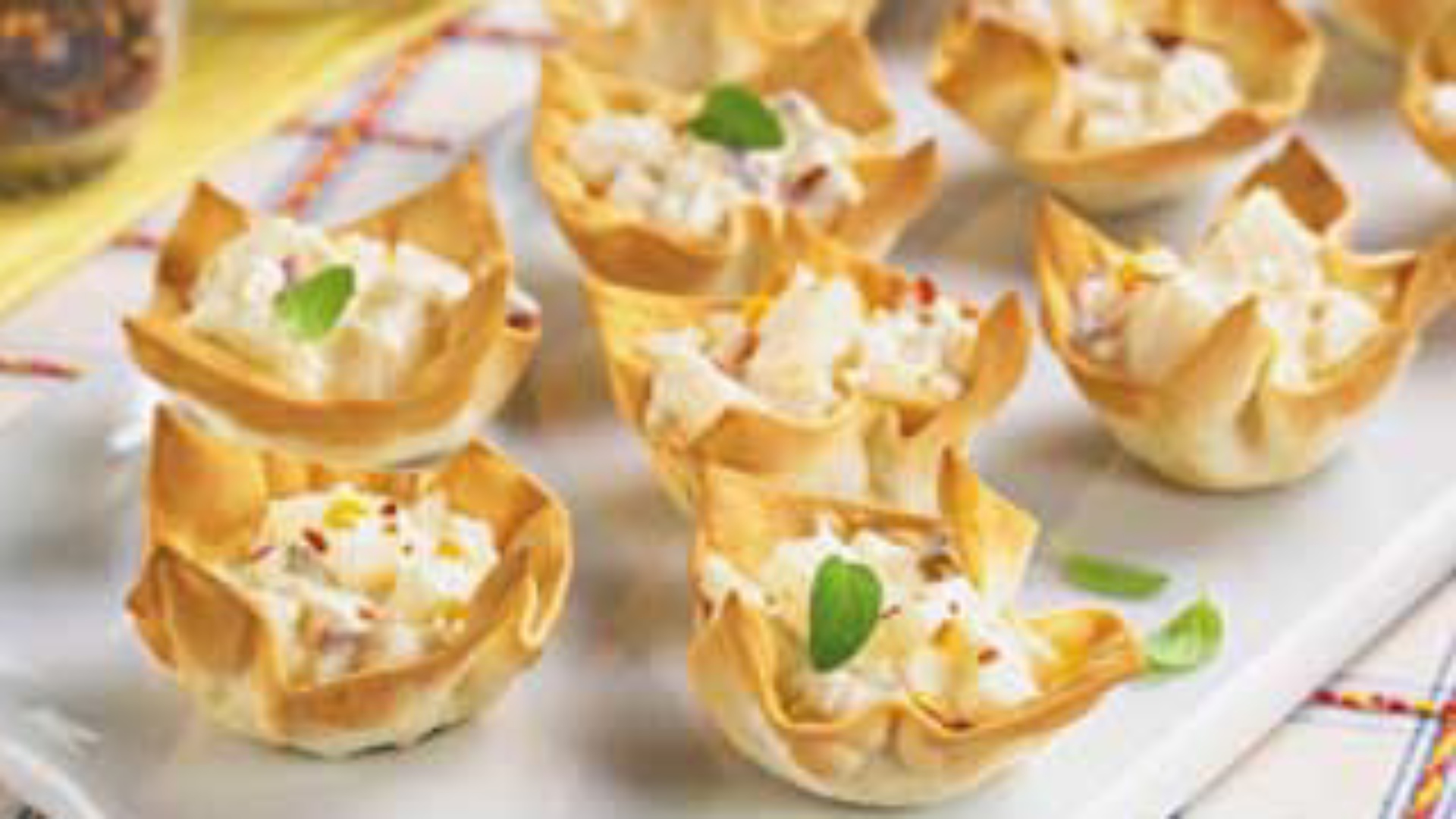 Cestinha de massa de pastel com creme de palmito