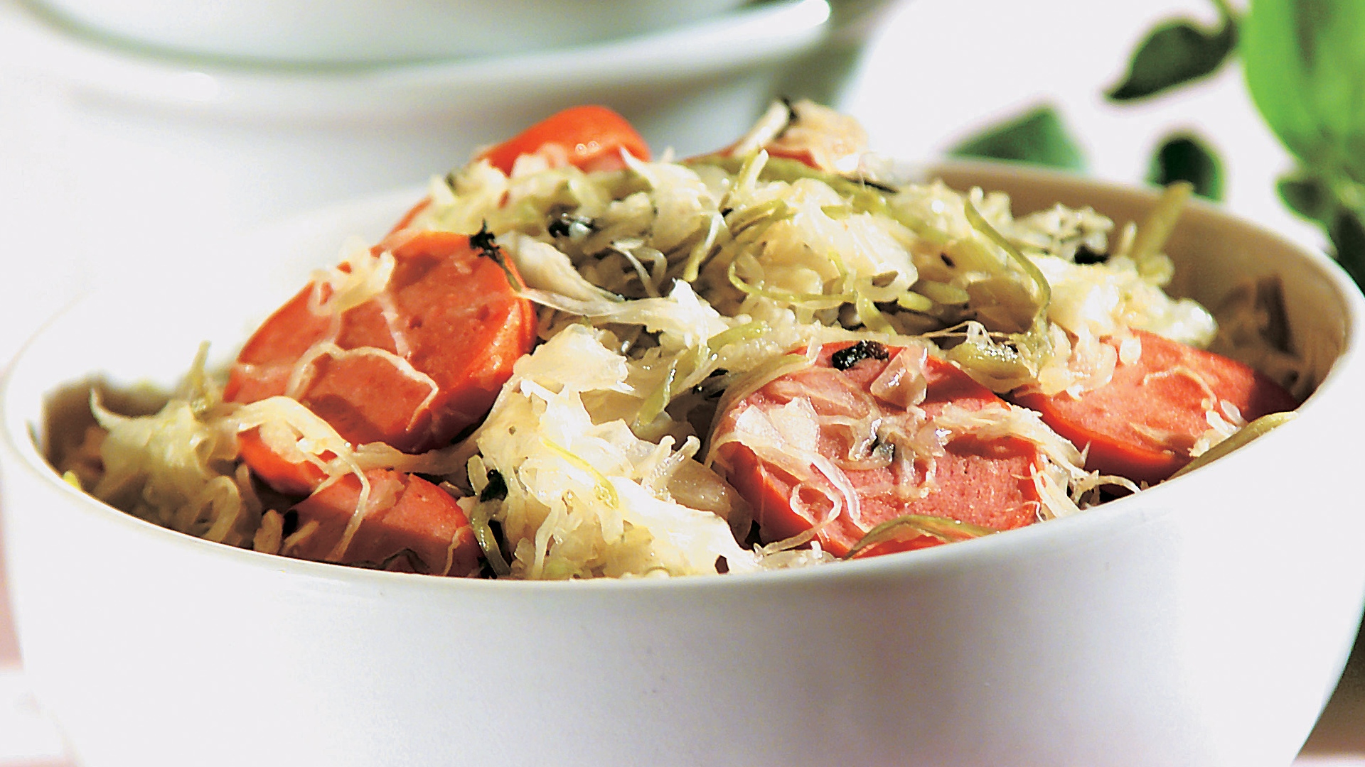 Chucrute com salsicha e talos de agrião