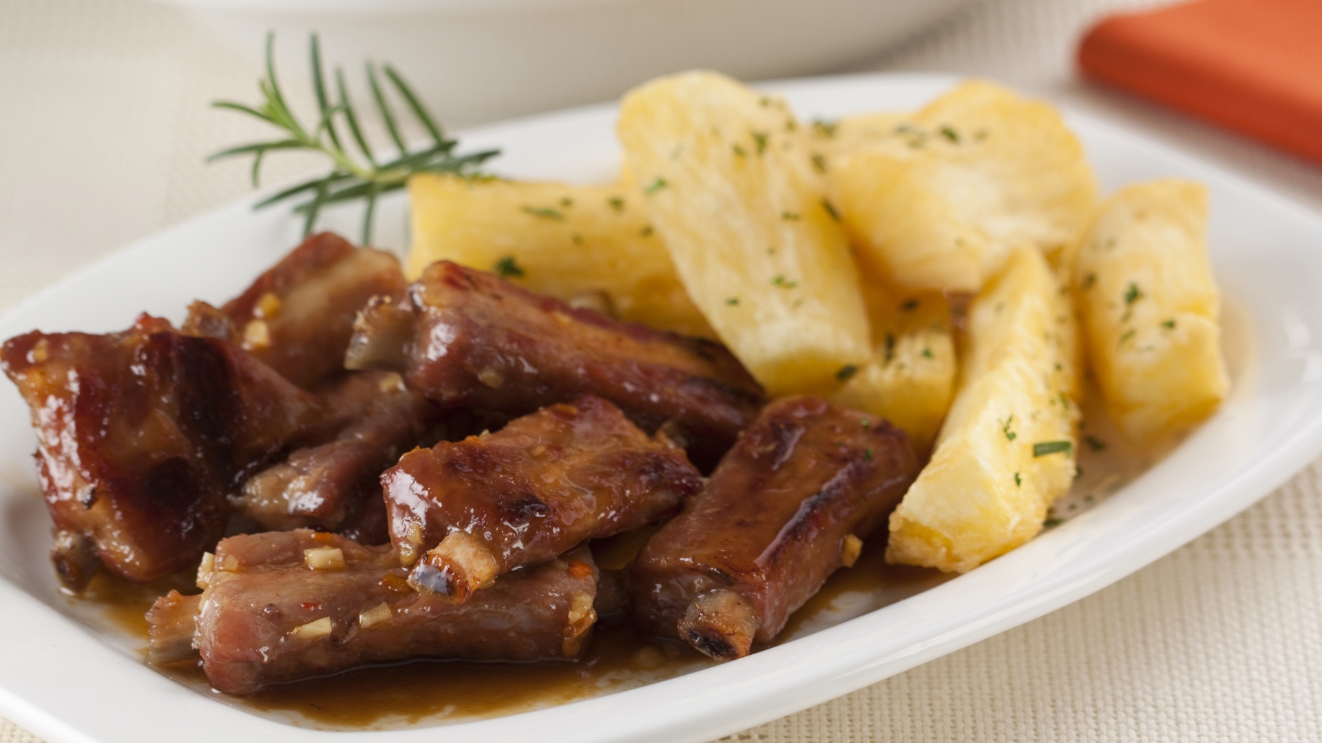 Costelinha Assada com Mandioca