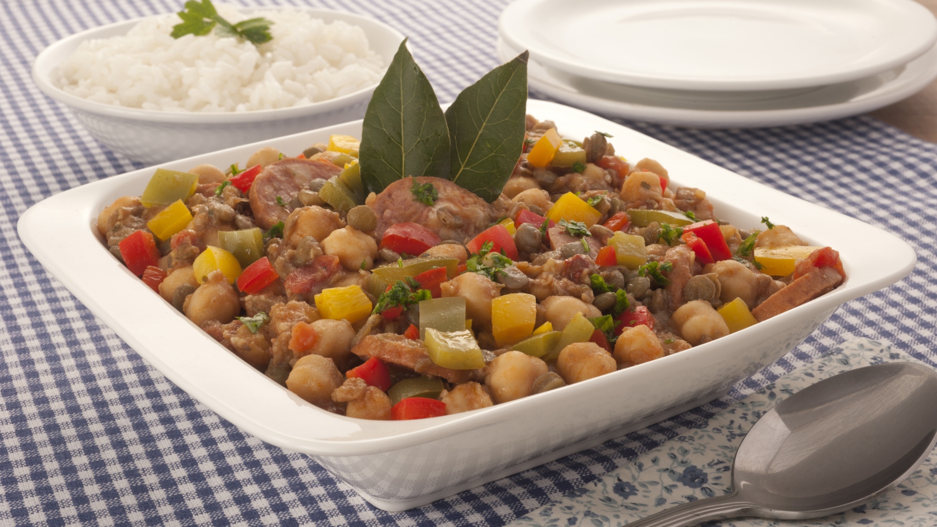 Cozido de calabresa, lentilha e grão-de-bico