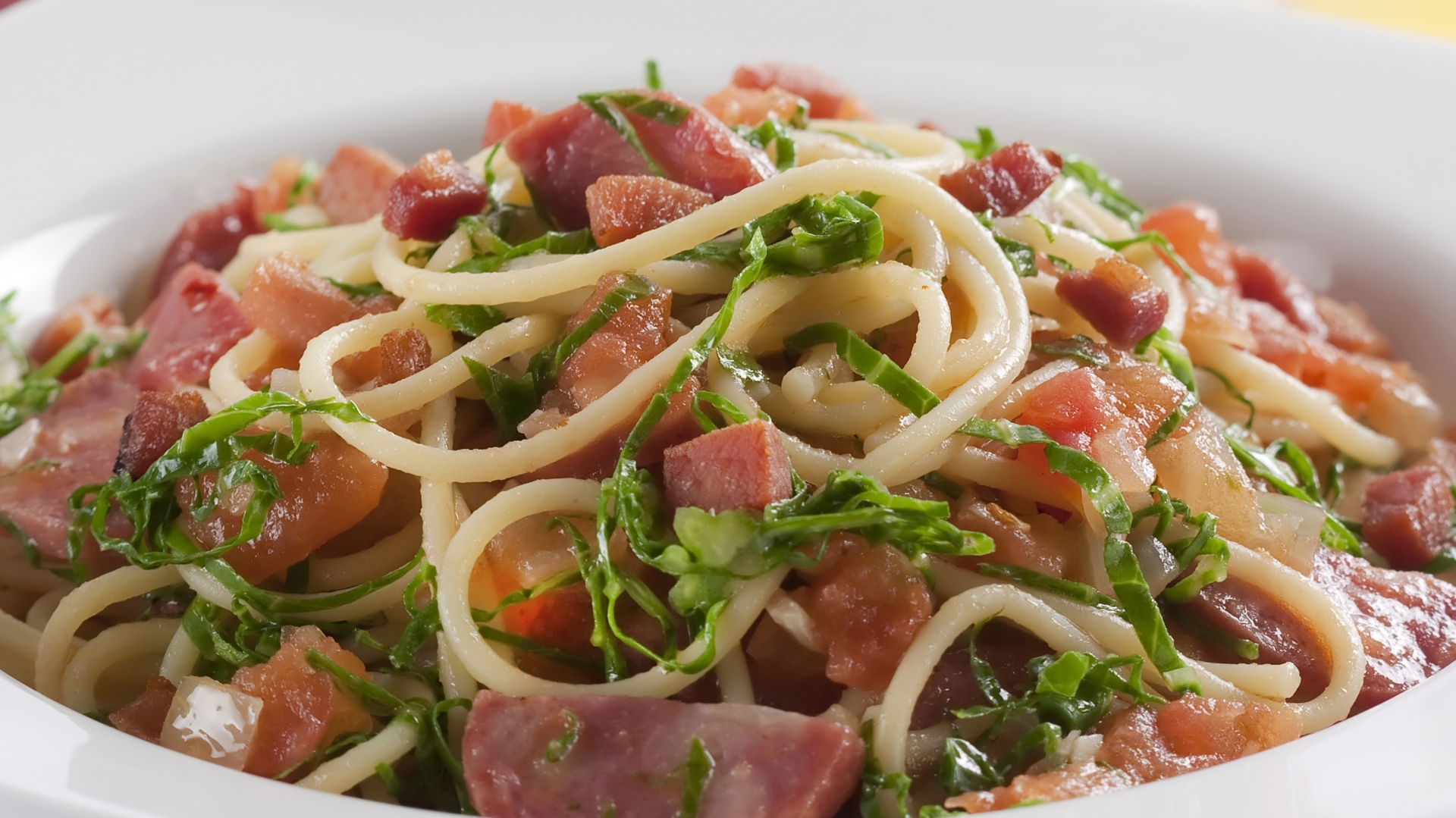 Foto da receita de espaguete com couve e linguiça