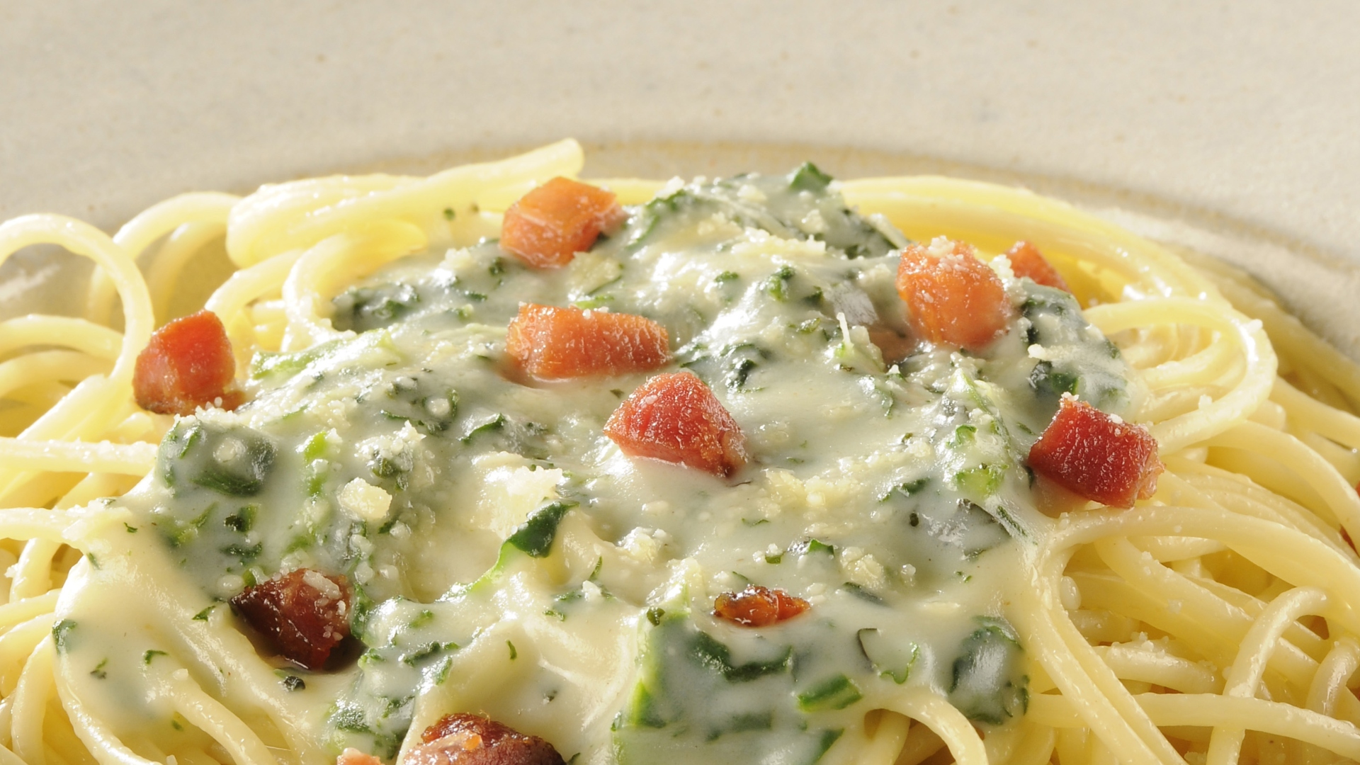 Foto da receita de espaguete com creme de espinafre