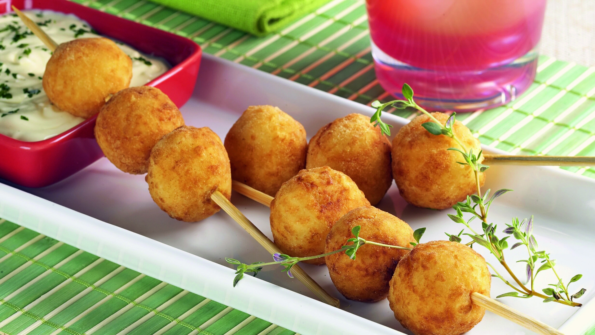 Foto da receita de espetinho de bolinha de batata
