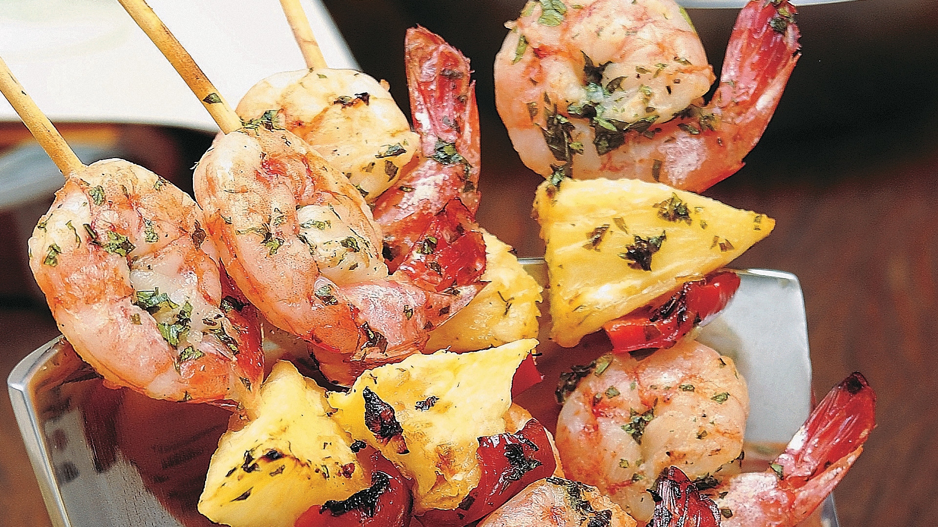 Foto da receita de espetinho de camarão e abacaxi