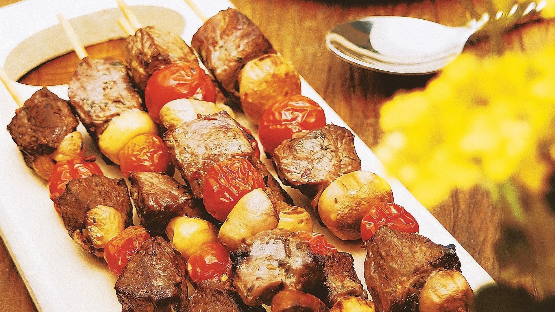 Foto da receita de espetinho de carne, cogumelo e tomate