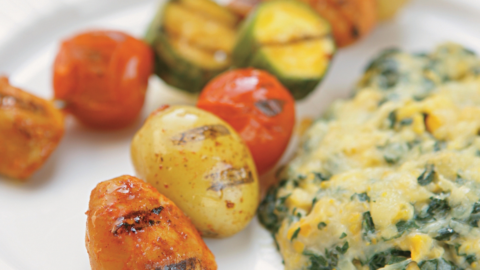 Foto da receita de espetinho de frango e legumes com molho