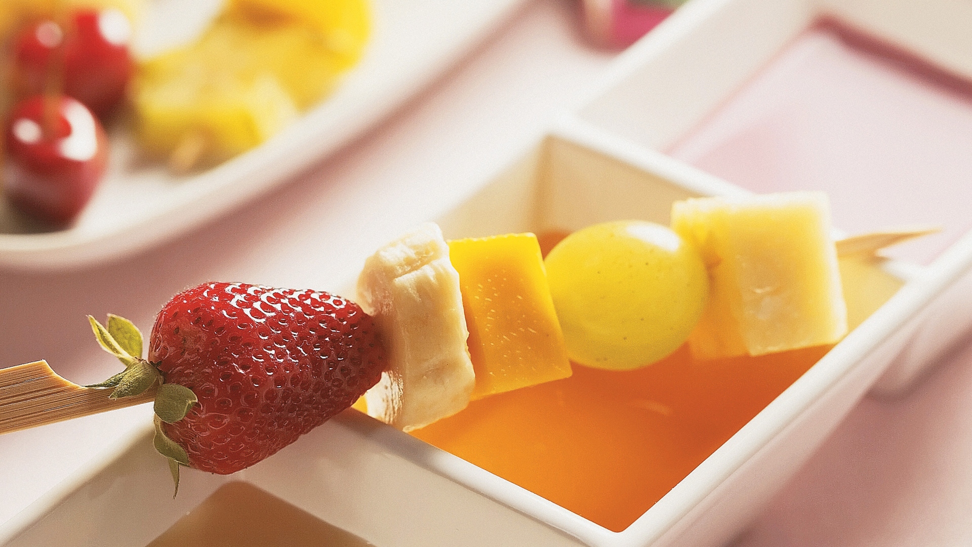 Foto da receita de espetinho de frutas com molhos variados