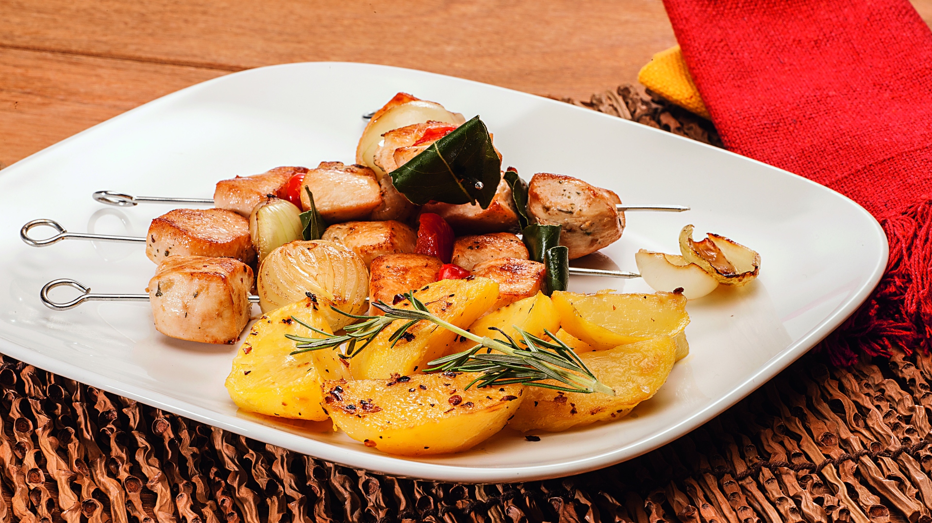Foto da receita de espeto de frango com batata rústica