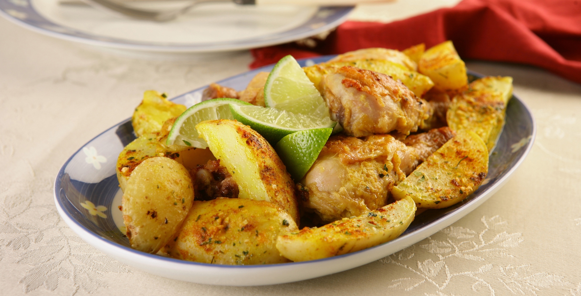 Foto de Frango assado com batatas picantes