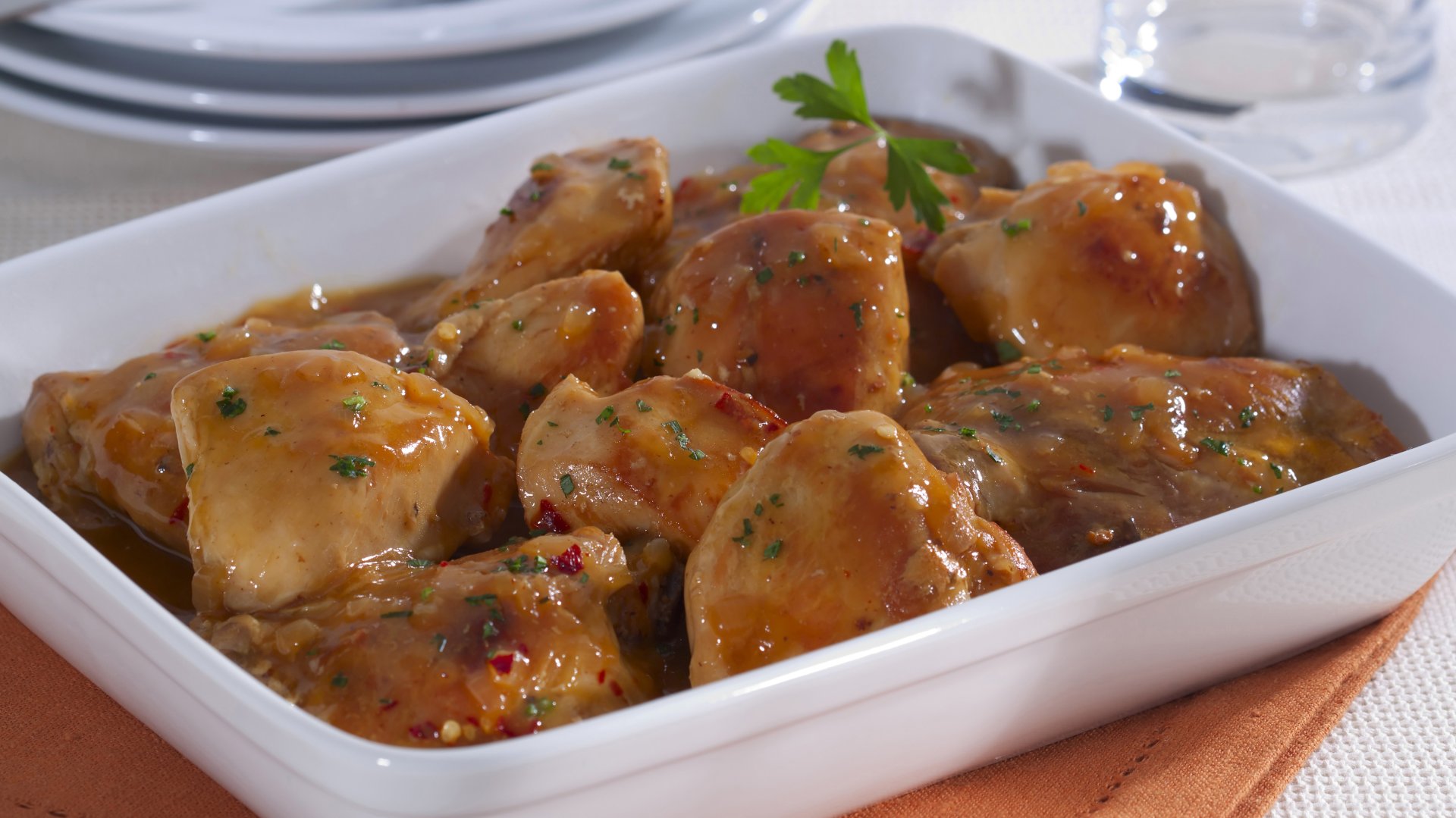 Frango cozido ao molho de maracujá e cachaça
