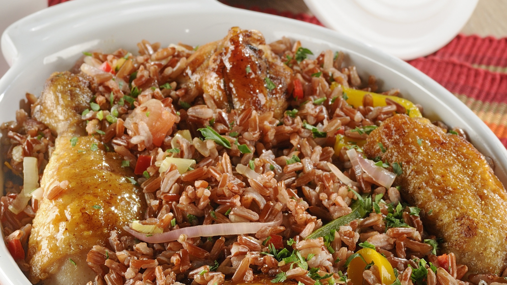 Galinha com arroz vermelho e creme de feijão branco