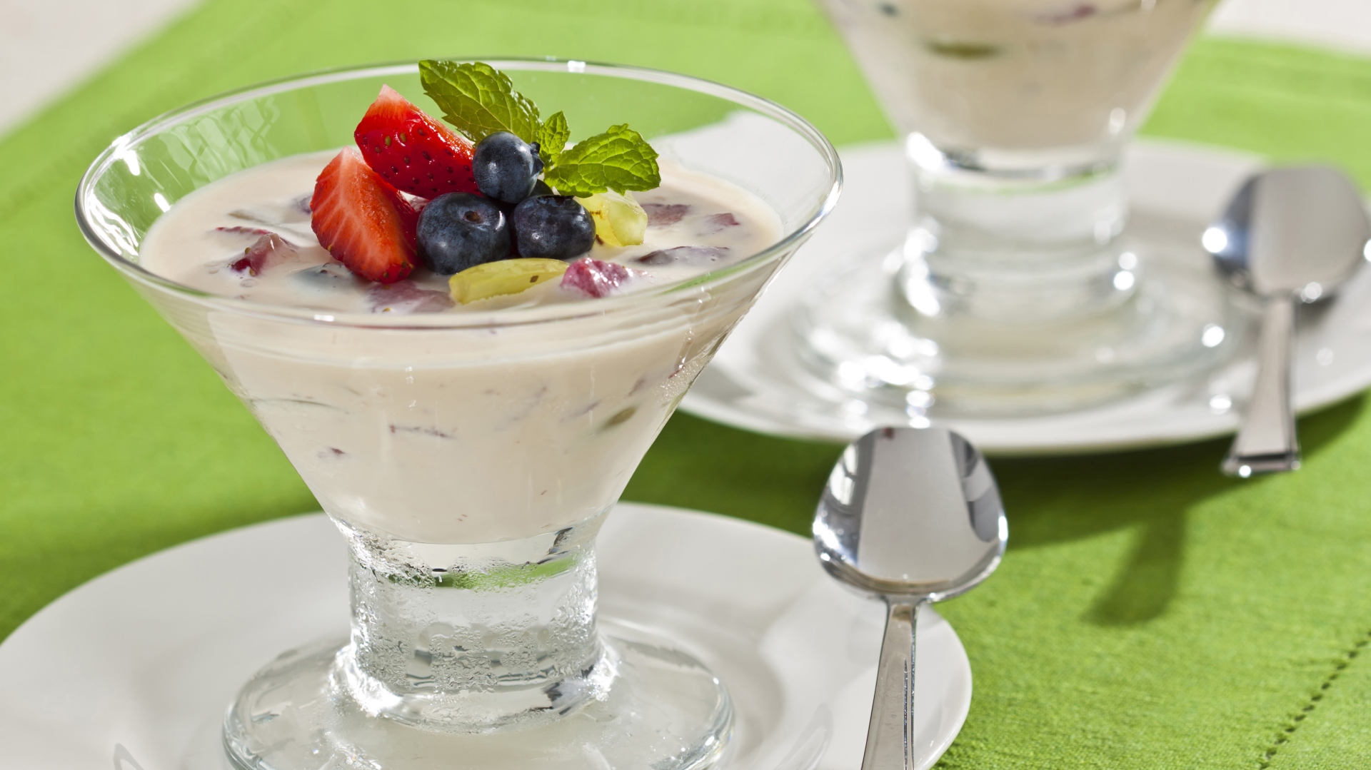 Gelado de leite condensado com frutas vermelhas