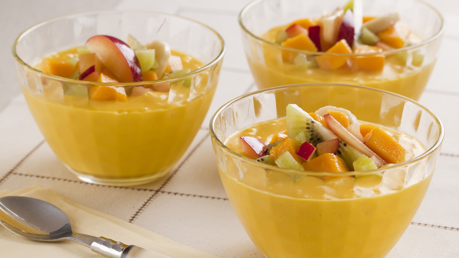 Gelado de manga e coco com salada de frutas