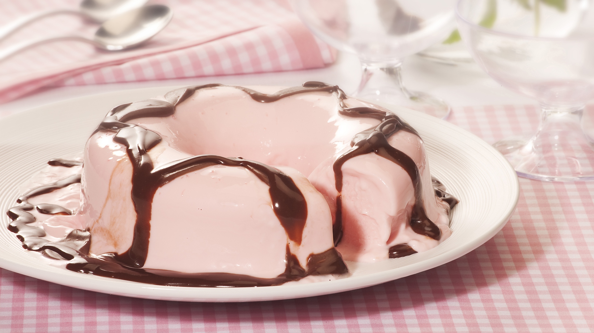 Gelado de maria-mole com calda de chocolate