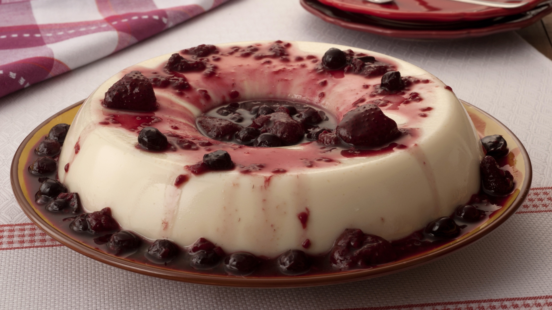Gelado de maria-mole com calda de frutas vermelhas