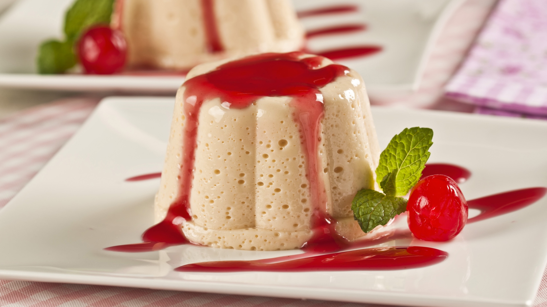 Gelado de pêssego com calda groselha