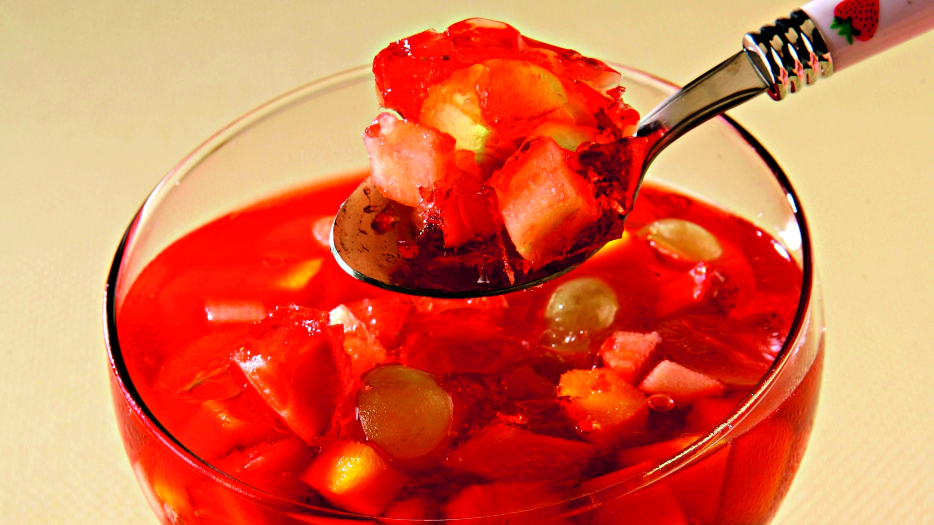 Gelatina colorida com frutas