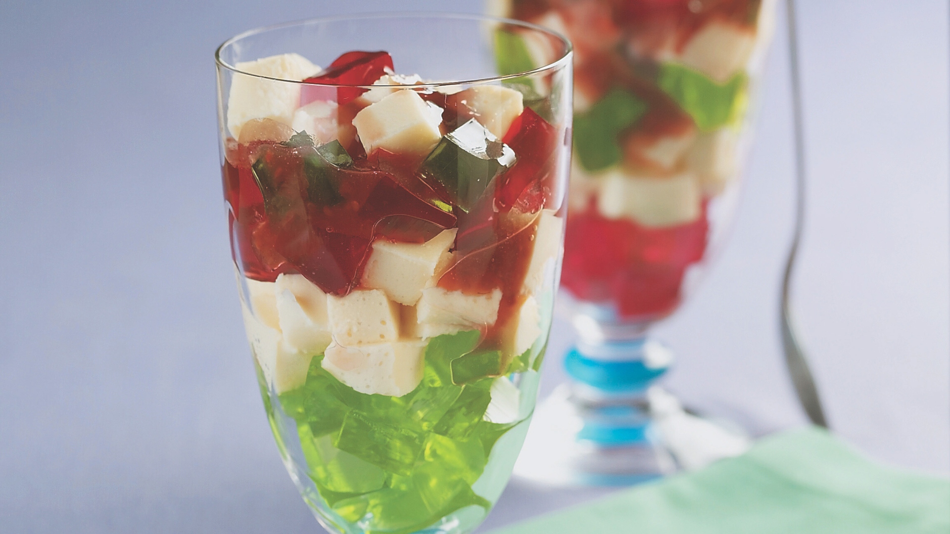 Gelatina colorida com geleia de morango
