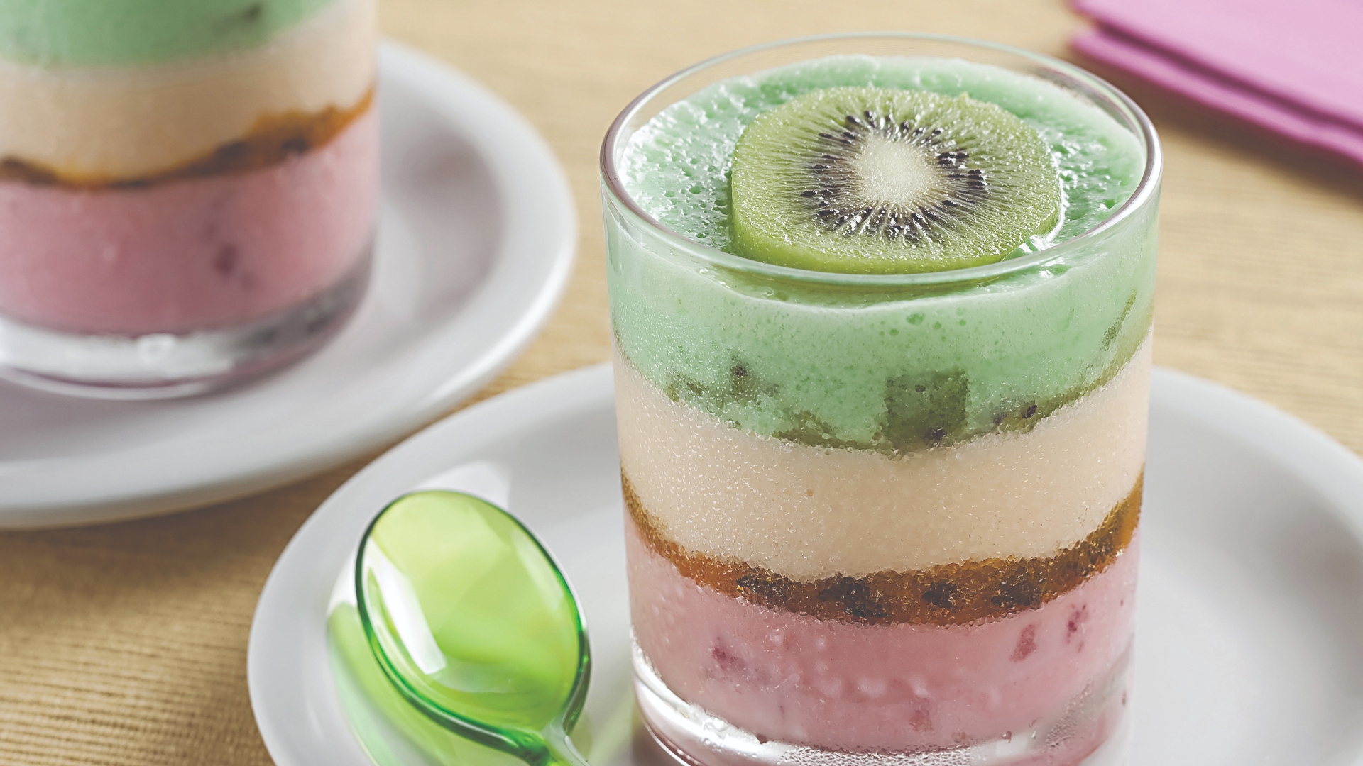 Gelatina com leite condensado e frutas