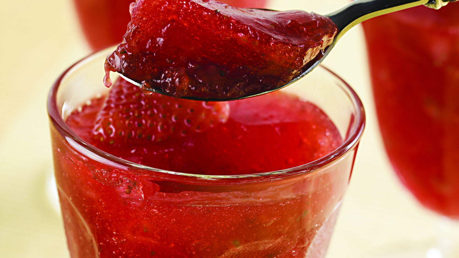 Gelatina com purê de morango