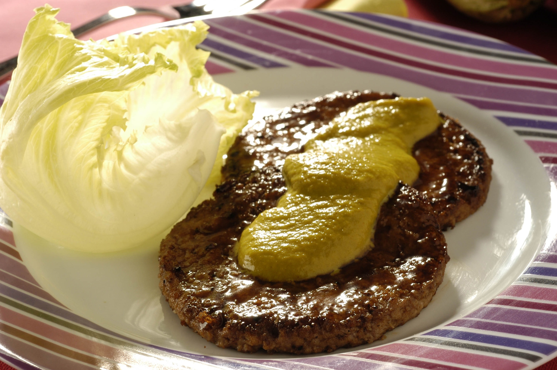 Foto de Hambúrguer com molho de abobrinha