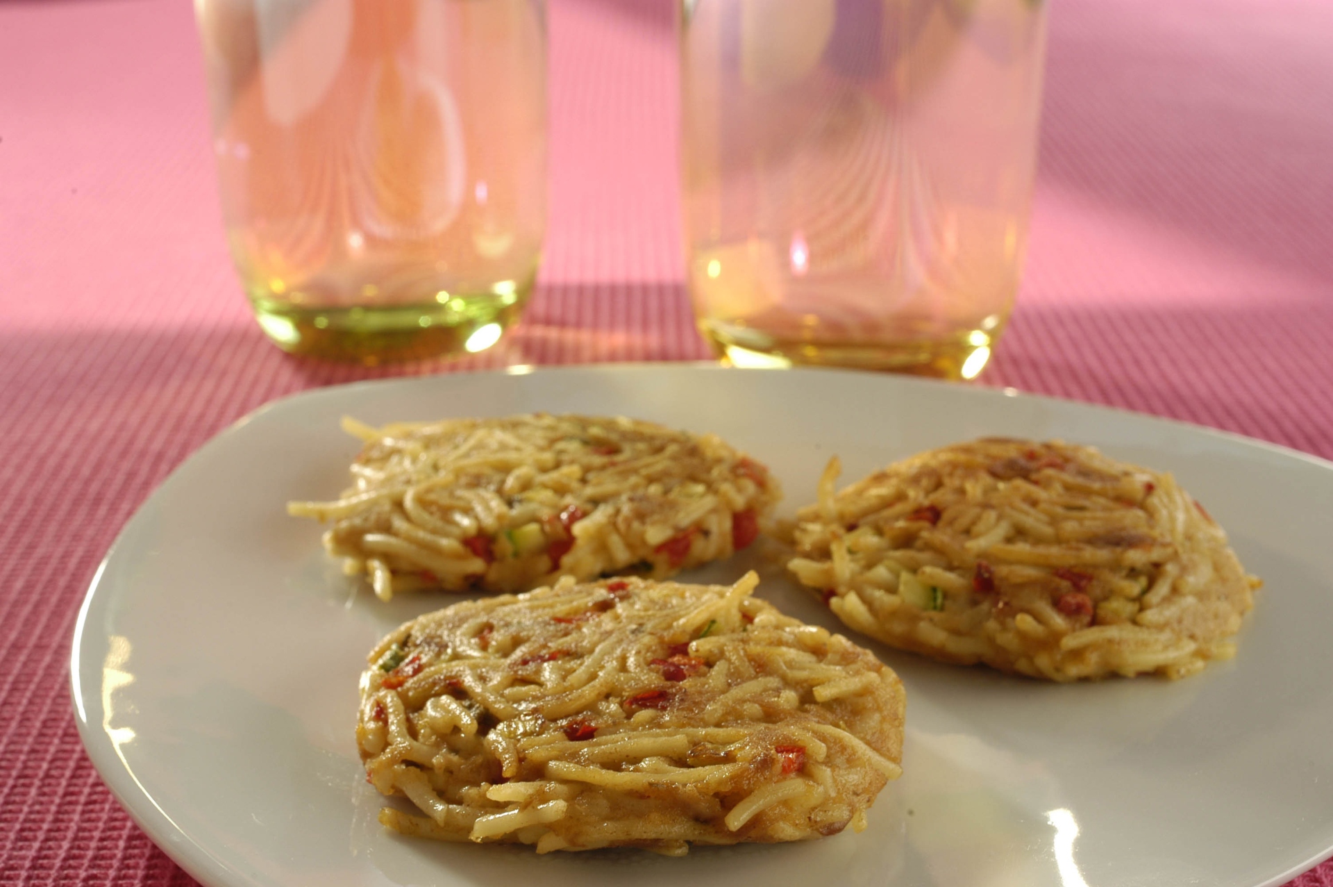 Foto de Hambúrguer de espaguete com atum
