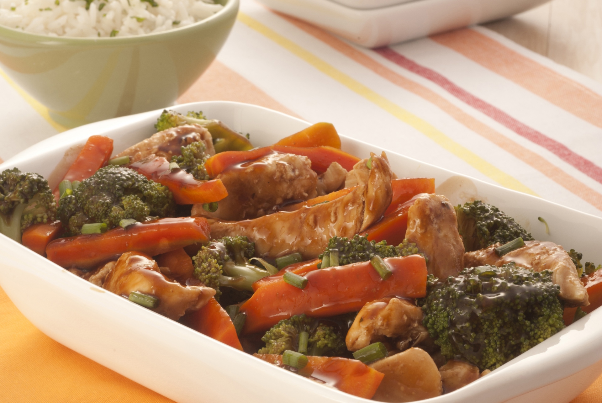 Foto de Iscas de frango com legumes