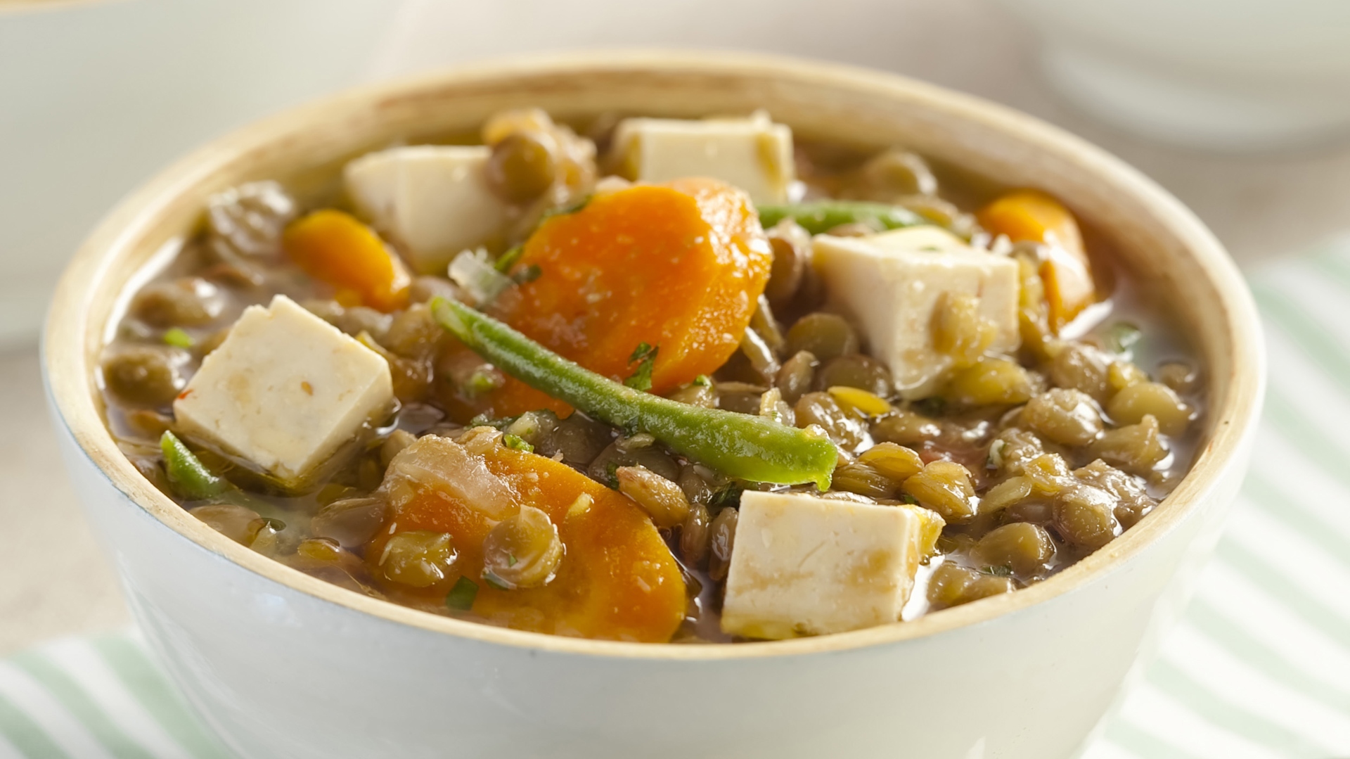 Lentilha com legumes e ricota defumada