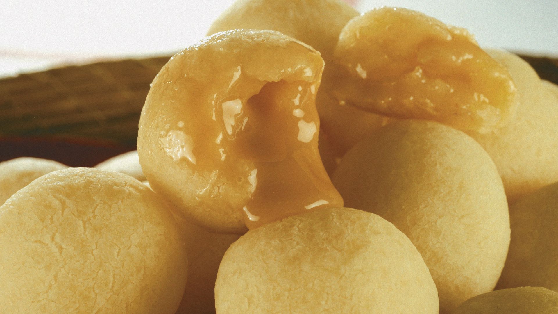 Pão de queijo recheado com doce de leite