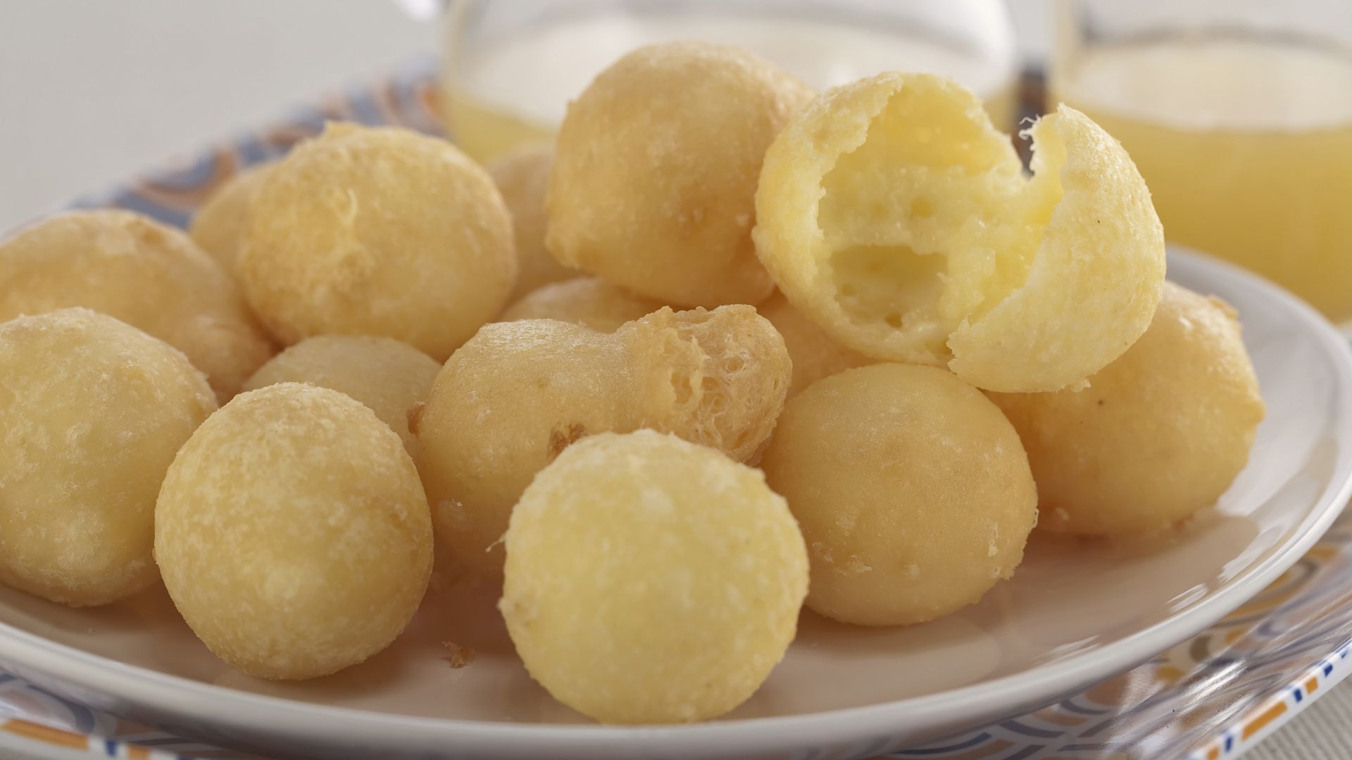 Pão de queijo frito