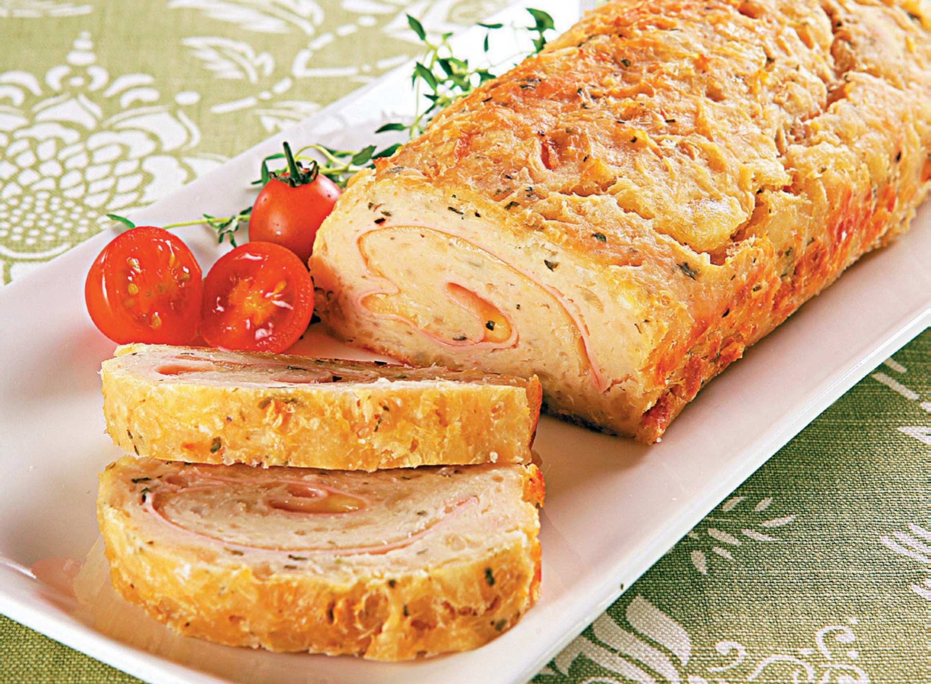 Foto de Rocambole de frango com presunto e queijo