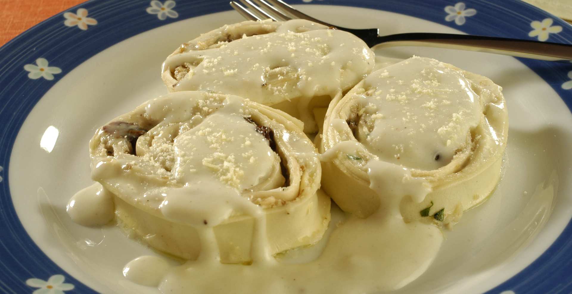 Foto de Rondelli de ricota e passas com molho branco