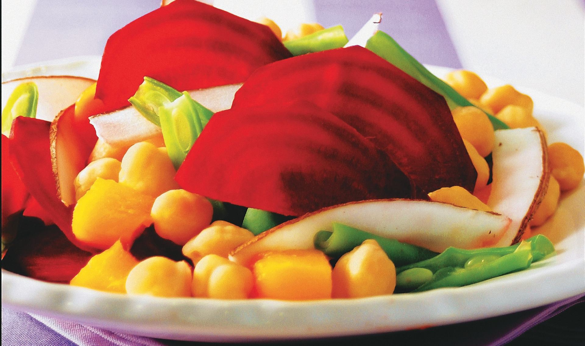 Salada de beterraba e grao de bico. Foto feita para a revista Ana Maria Receitas Testadas e Aprovadas que e encartada dentro da revista principal. Produçao culinaria: Irene Lopes, produçao visual: Sonia Lopes.