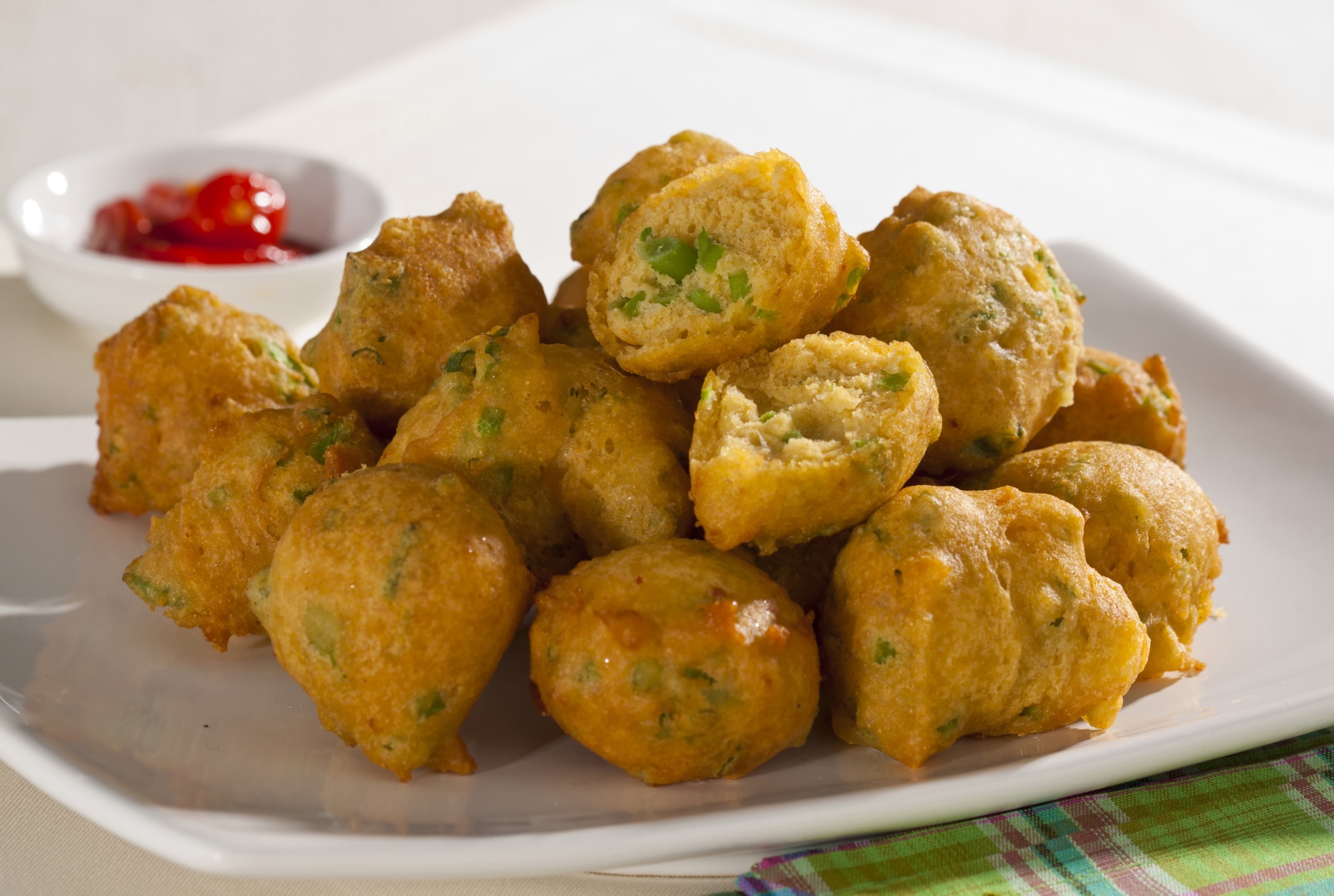 Foto de Bolinho de talo de espinafre com fubá