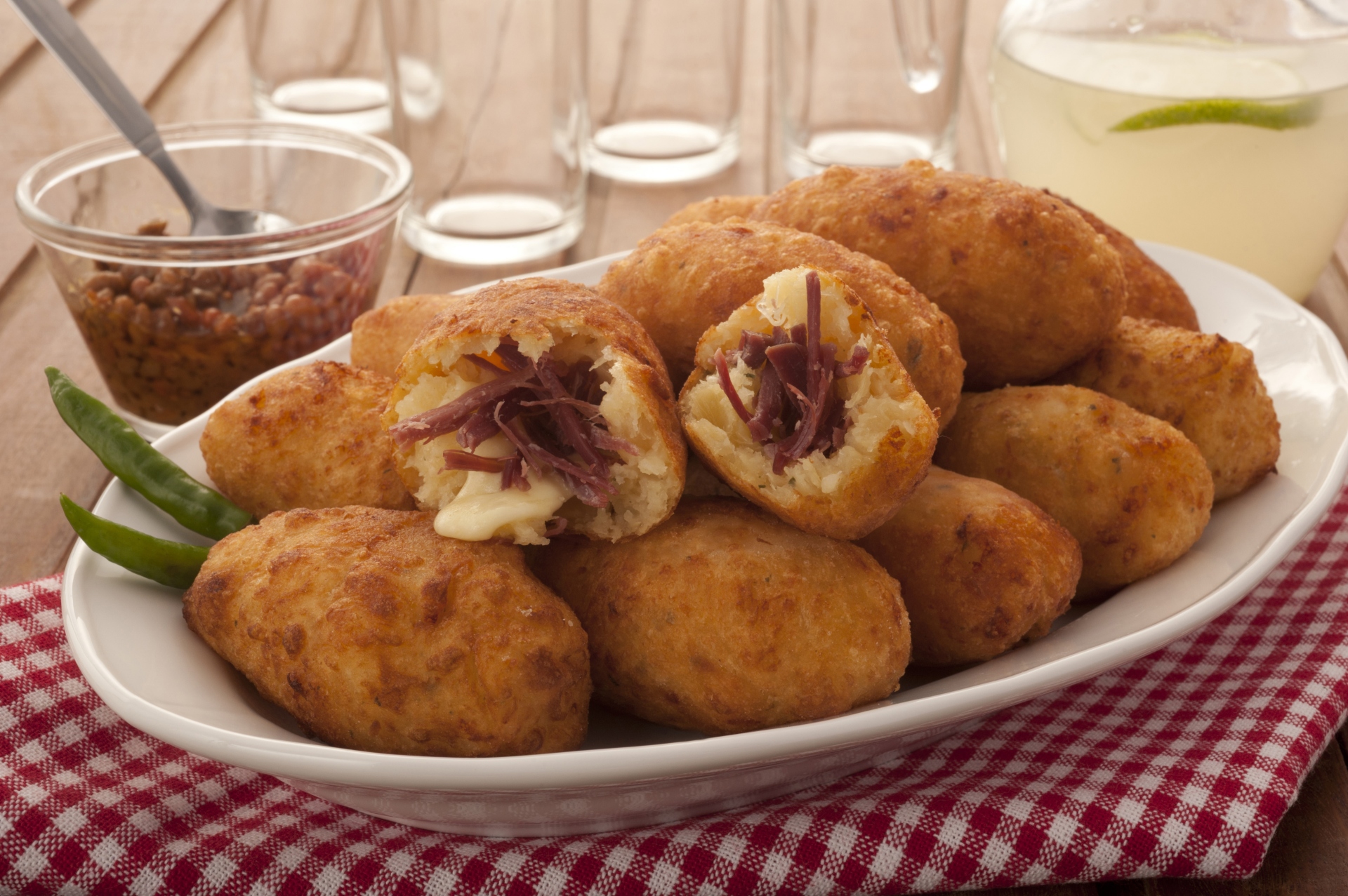 Bolinho frito de aipim com carne-seca