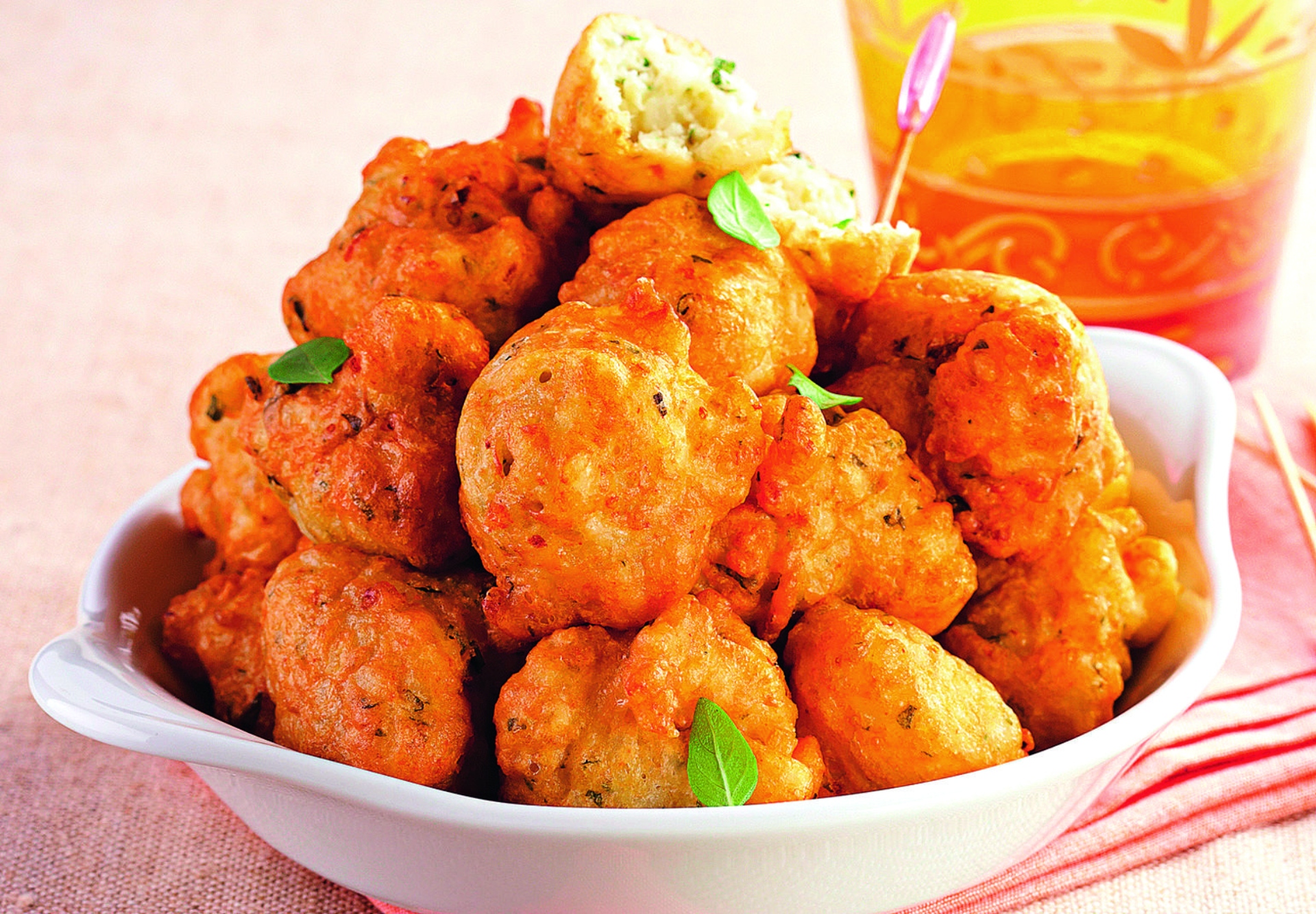 Bolinhos de arroz com manjericão