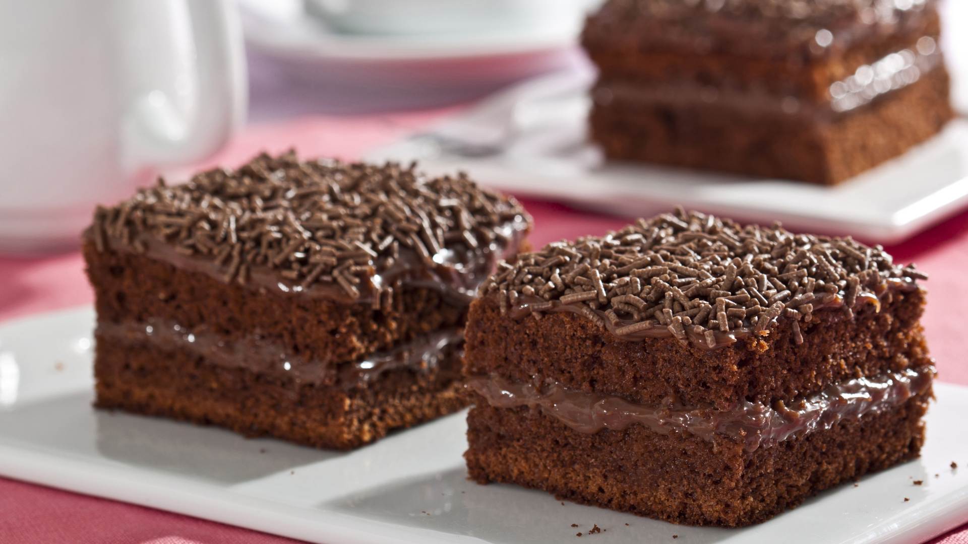 Bolo de brigadeiro com refrigerante