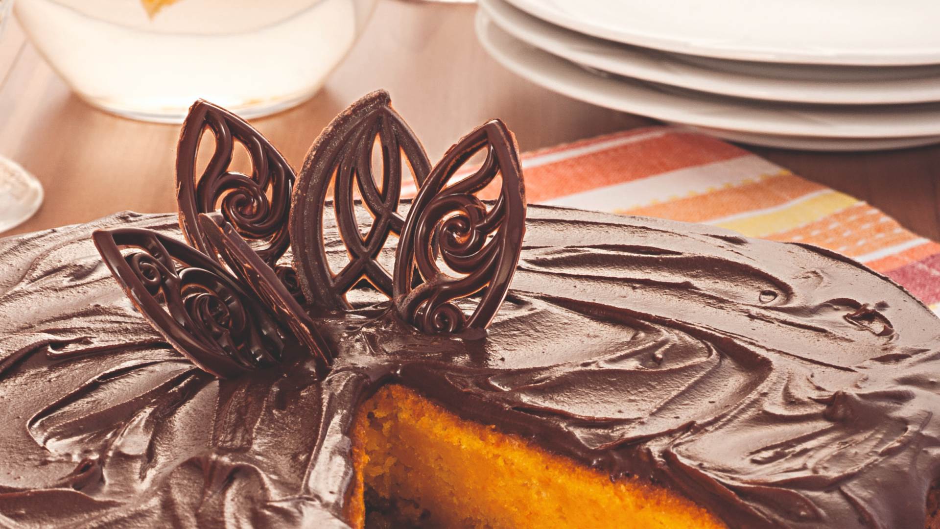Bolo de cenoura com calda de brigadeiro