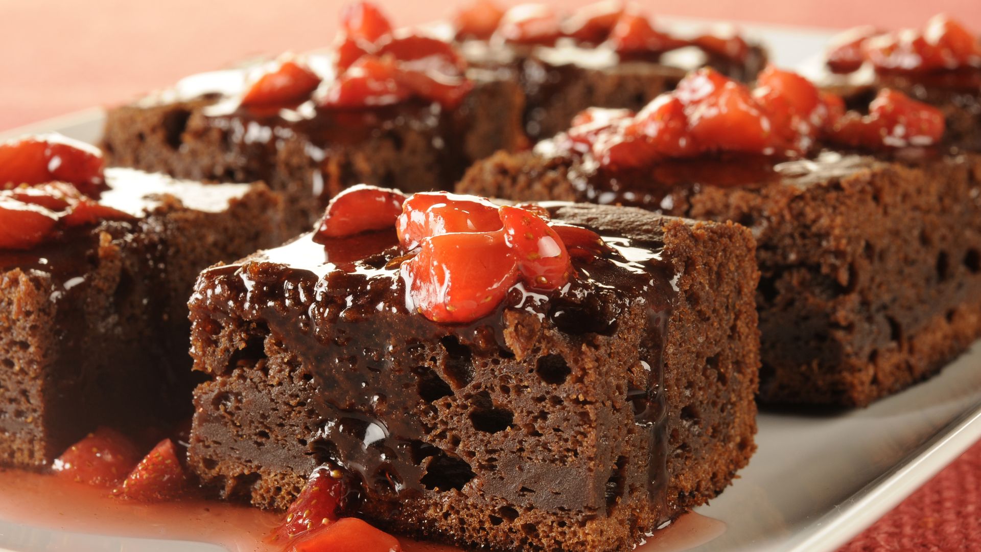 Bolo de chocolate com calda quente