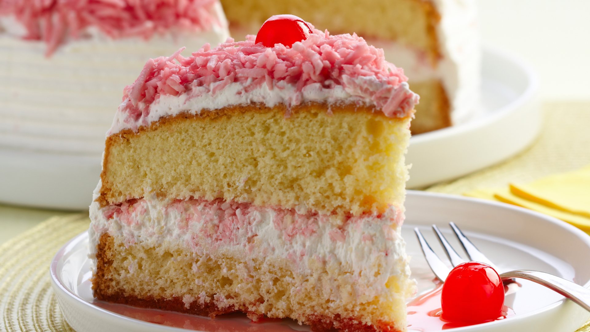Bolo de coco e groselha
