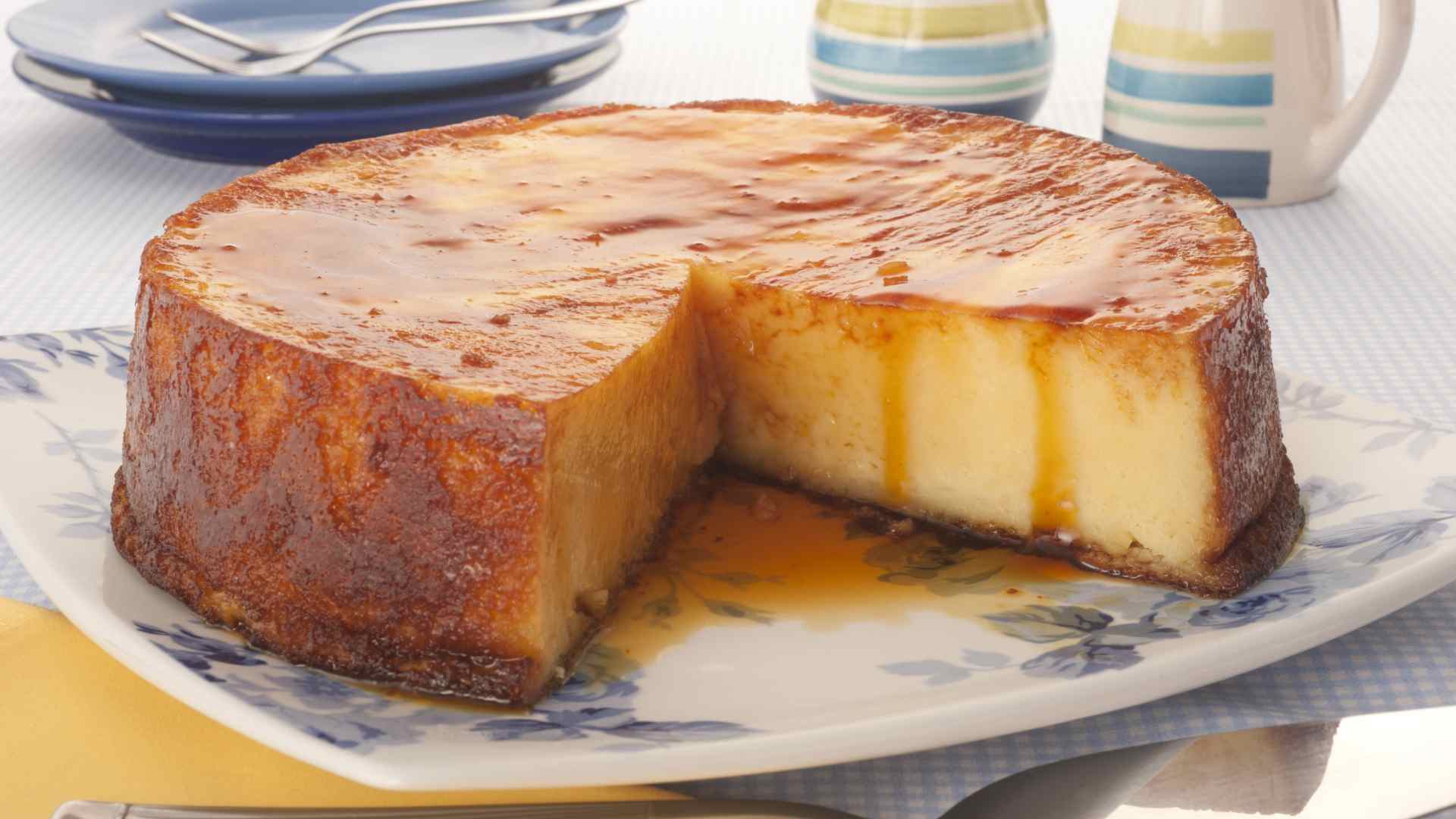 Bolo de milho com calda caramelada