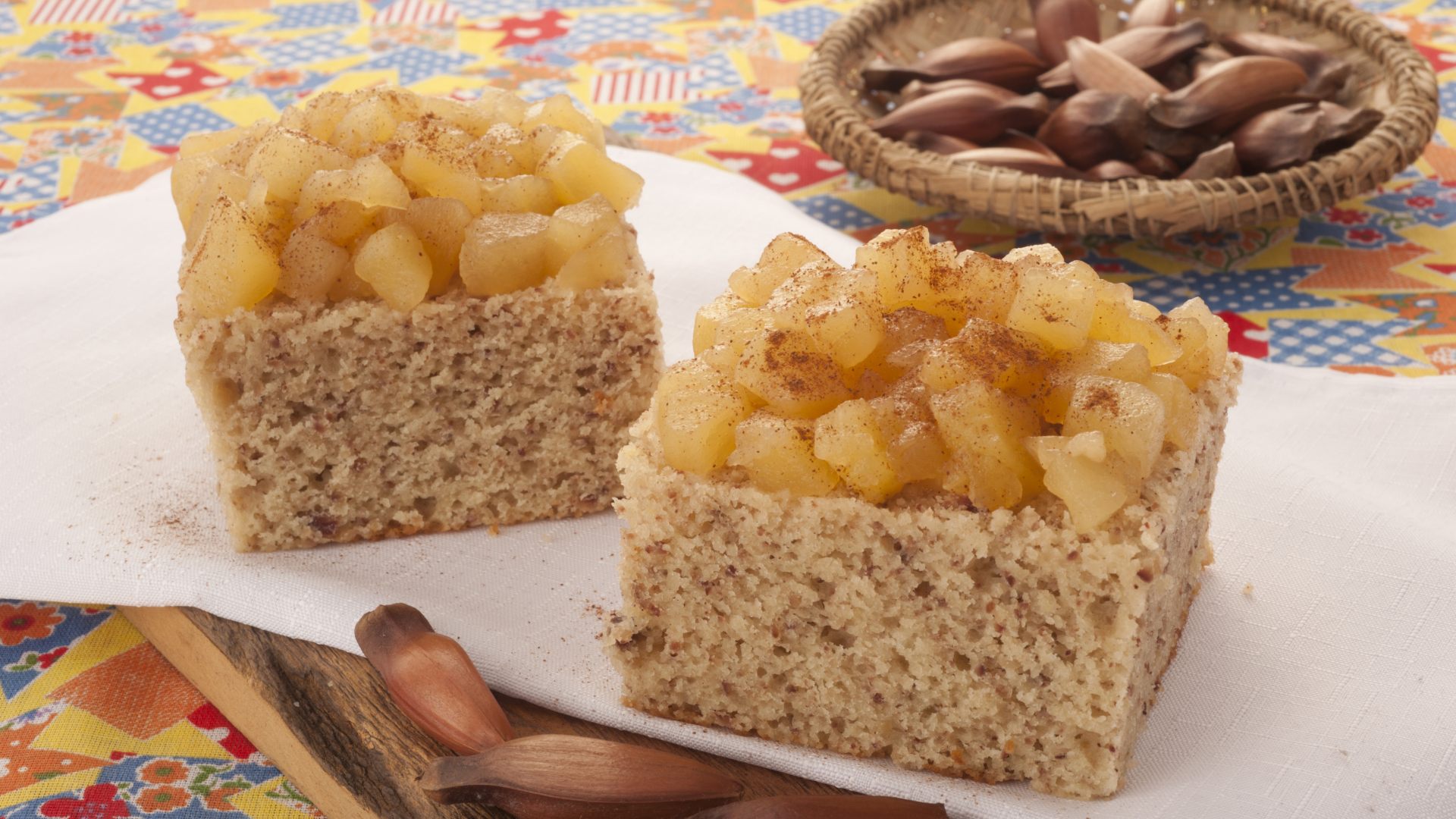 Bolo de pinhão com maçã