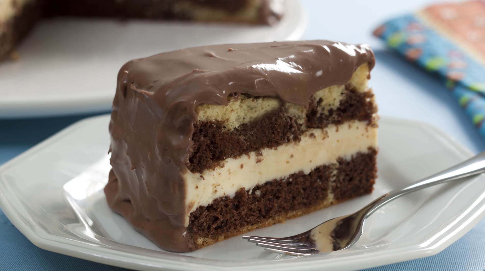 Bolo mesclado de chocolate e maracujá