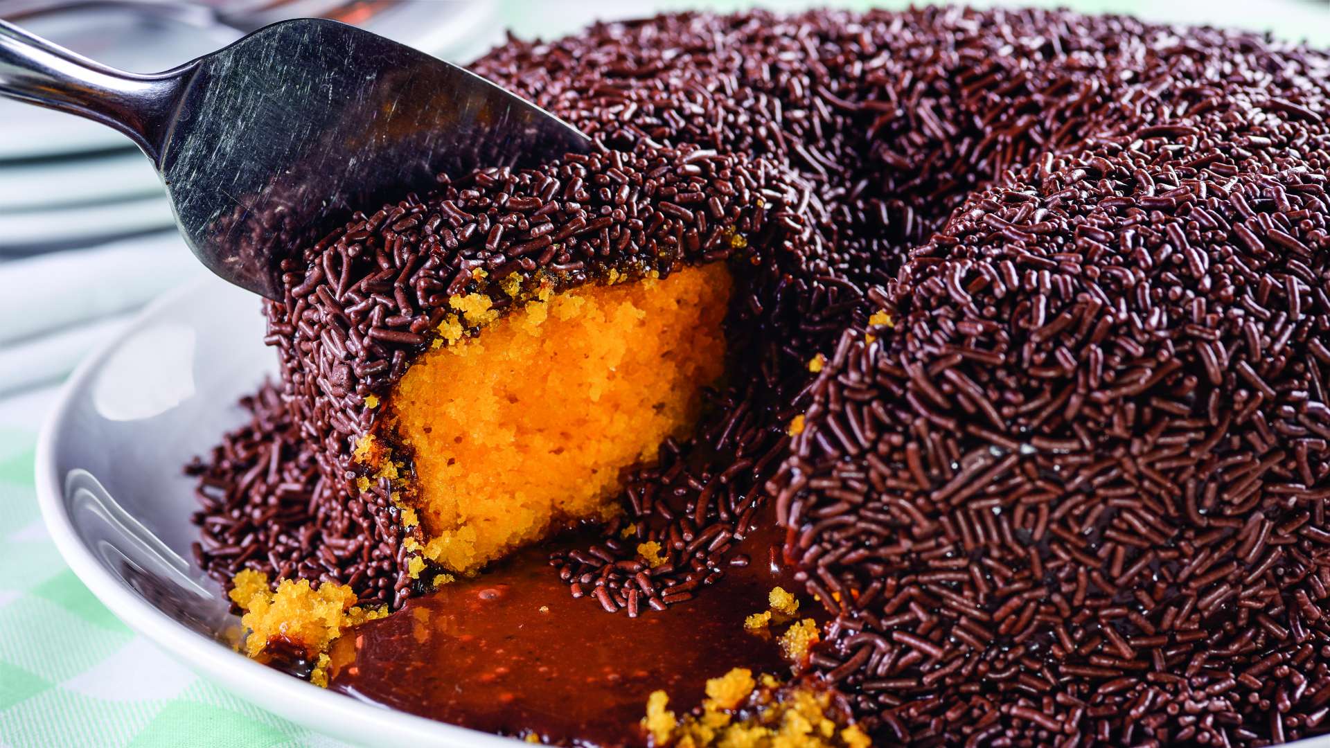 Bolo vulcão de cenoura com chocolate