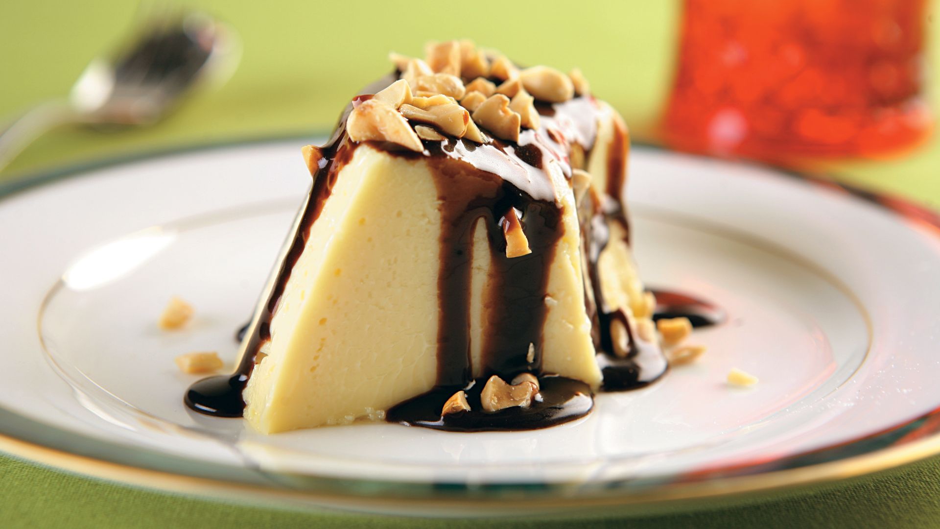 Brigadeirão branco com calda de chocolate