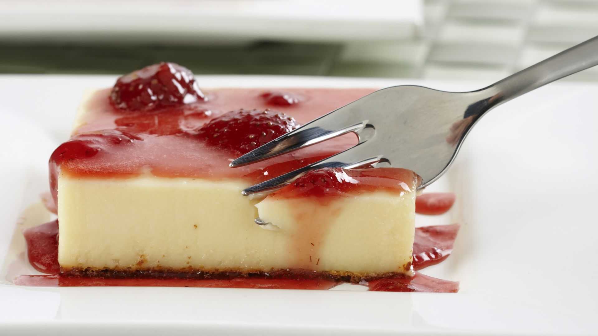 Brigadeirão branco com calda de frutas vermelhas