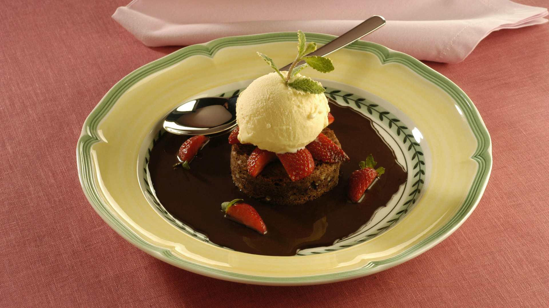 Brownie com morango e sorvete de creme