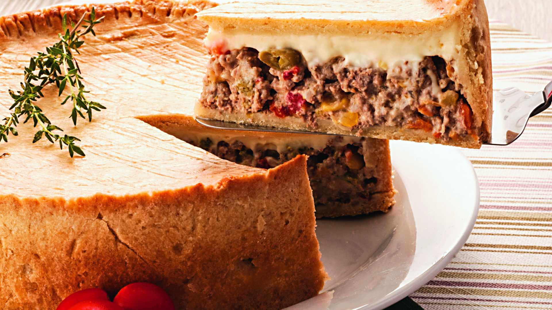 Empadão de carne moída e requeijão