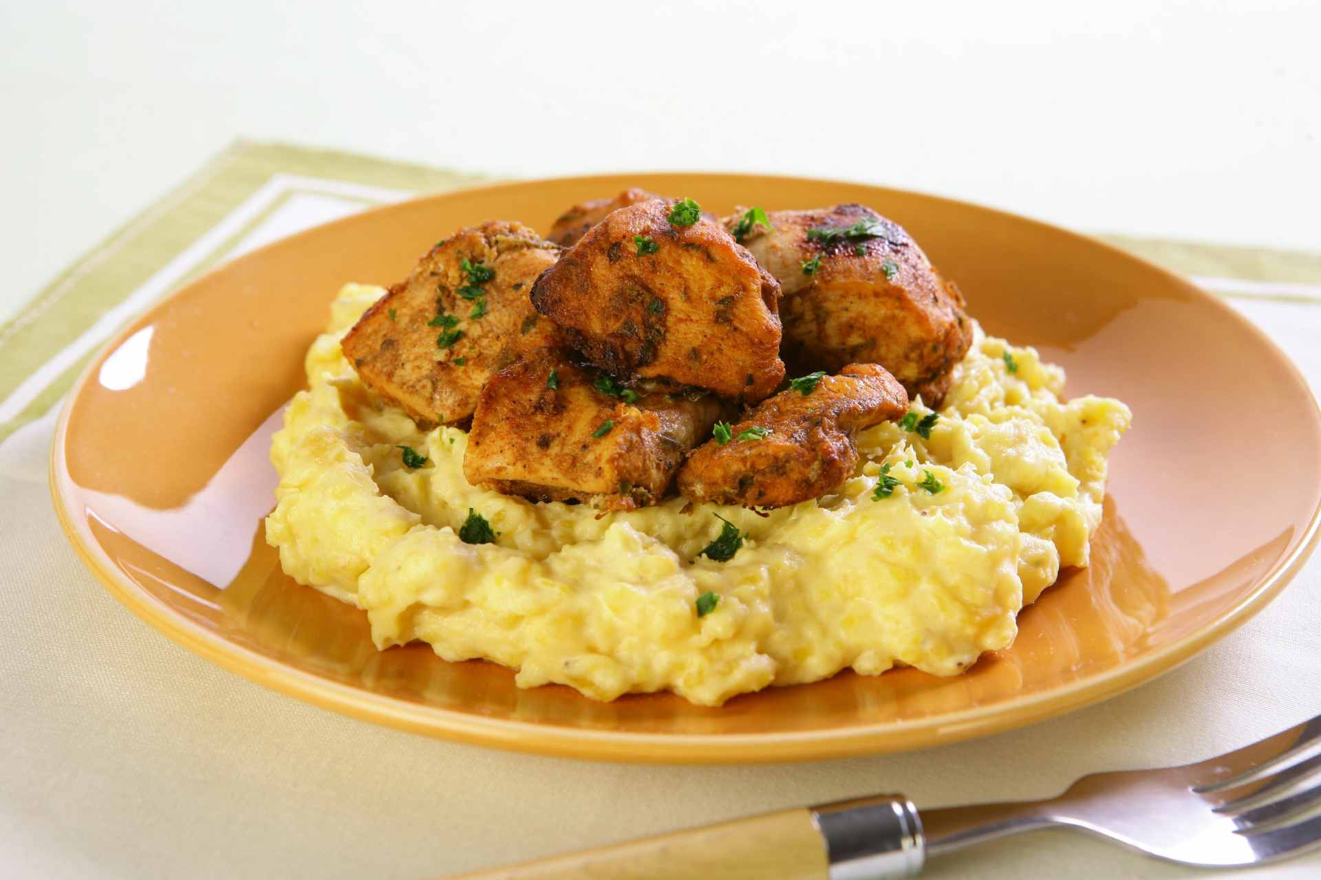 Foto de Frango dourado com purê de banana-da-terra