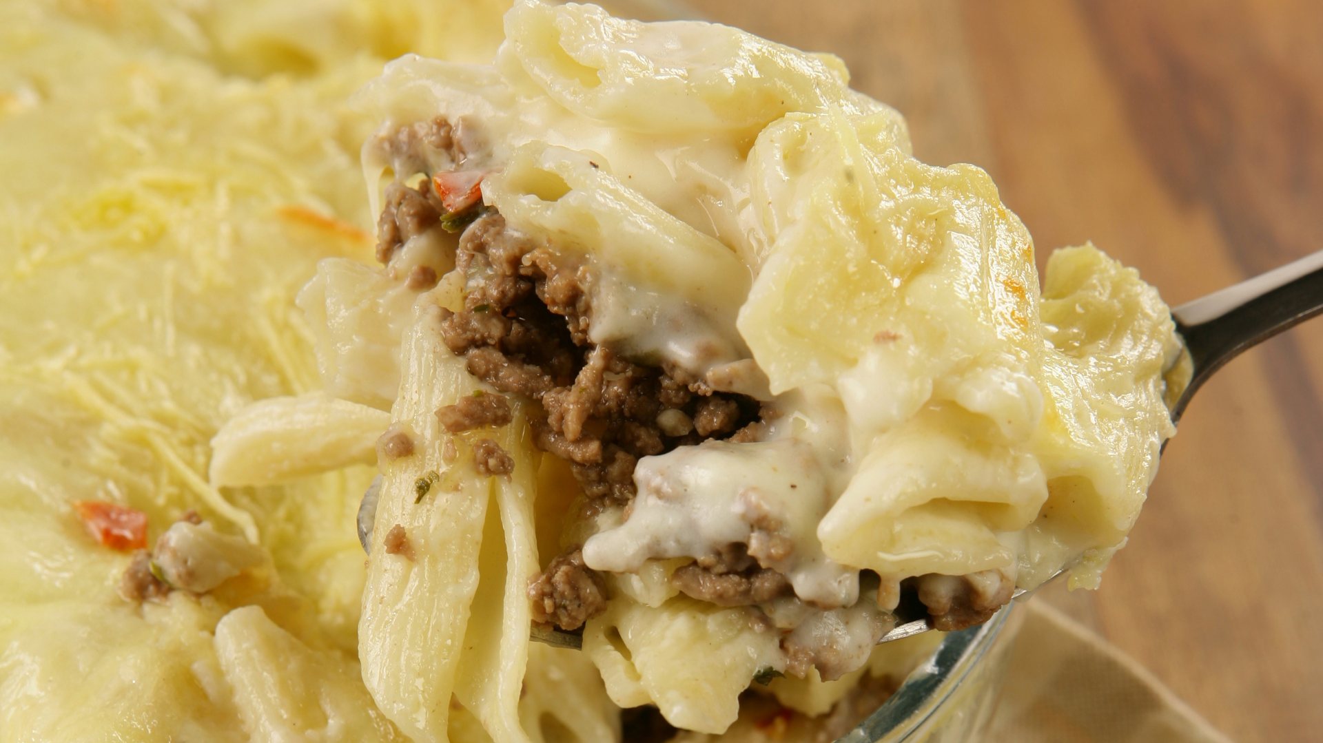 Macarrão gratinado com carne moída
